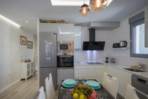 Una cocina con una mesa con un bol de fruta encima. en Waou Living Albacete, en Albacete 9 fotos más