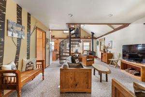 Μια τηλεόραση ή/και κέντρο ψυχαγωγίας στο Shady Pines @ Crystal Mountain Resort