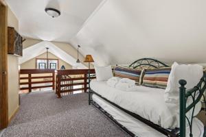 Ένα ή περισσότερα κρεβάτια σε δωμάτιο στο Shady Pines @ Crystal Mountain Resort