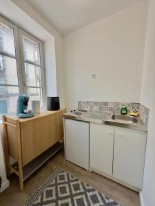 Η κουζίνα ή μικρή κουζίνα στο Studio 3 chaleureux Av Garibaldi DABNB