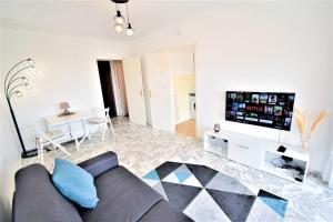 TV a/nebo společenská místnost v ubytování L'ORANGERIE - Proche Mer - Terrasse - Parking privé - Clim