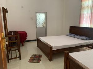 Ένα ή περισσότερα κρεβάτια σε δωμάτιο στο Deshani Holiday Inn