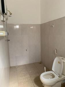 Ένα μπάνιο στο Deshani Holiday Inn