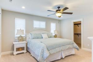 una camera da letto con un letto e un ventilatore a soffitto di 408B The Lynnhaven House a Virginia Beach