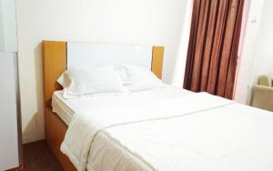 Postel nebo postele na pokoji v ubytování Apartemen Gunung Putri Square by WhiteBox