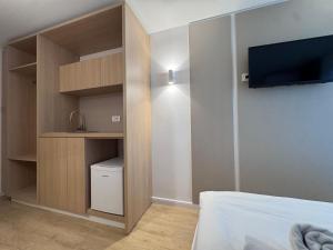 1 dormitorio con armario, TV y cama en Hotel Bravo Iasi, en Iaşi 17 fotos más