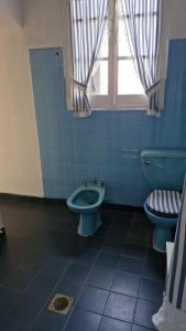 Baño azul con 2 aseos y ventana en Arnaga, en La Caldera 10 fotos más