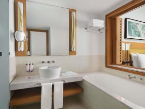 Ванная комната в Mövenpick Hotel Jumeirah Beach