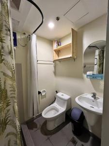 Ένα μπάνιο στο Cebu IT Park Stay Cozy Condo with Netflix, WiFi & Pool View