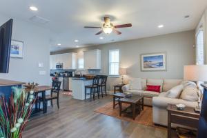 un soggiorno e una cucina con un divano e un ventilatore a soffitto di 406A The Beach House a Virginia Beach