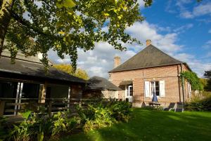 una casa di mattoni con un prato davanti di Domaine des Célestins - Lilas de mer a Bernay-en-Ponthieu