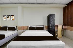 Postel nebo postele na pokoji v ubytování Hotel O Talegaon MIDC Formerly Goodluck Lodge