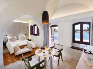 Ένα ή περισσότερα κρεβάτια σε δωμάτιο στο Movenpick Resort El Quseir