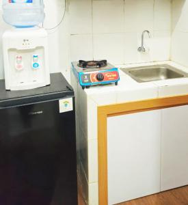 Kuchyň nebo kuchyňský kout v ubytování Apartemen Gunung Putri Square by WhiteBox