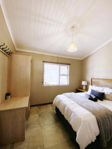 Una cama o camas en una habitación de Boskloof Quoin Rock