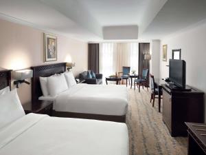 Кровать или кровати в номере Anwar Al Madinah Mövenpick +123 фотографии