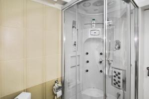 Ένα μπάνιο στο Villa 18 City Center +51 φωτογραφίες