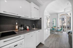 Kuchyň nebo kuchyňský kout v ubytování LAstoria - au coeur du Centre-Ville Bord de Mer