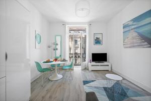 TV a/nebo společenská místnost v ubytování LAstoria - au coeur du Centre-Ville Bord de Mer