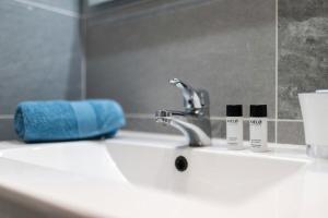 Koupelna v ubytování LAstoria - au coeur du Centre-Ville Bord de Mer + 12 fotografií