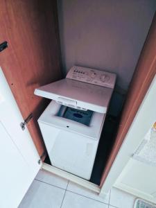 a washer and dryer in a small room at Finestra sul Mare - La Guardiana del Golfo in Lerici