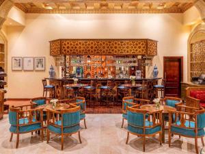 Ο χώρος του lounge ή του μπαρ στο Mövenpick Resort Petra