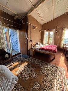 En eller flere senge i et værelse på Lumoro Villa Mukteshwar