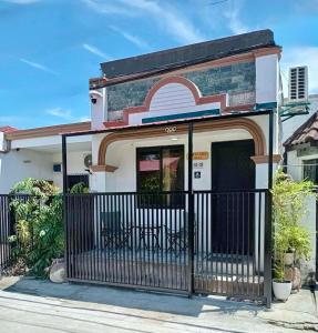 Το κτήριο όπου στεγάζεται  το διαμέρισμα