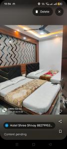 Ένα ή περισσότερα κρεβάτια σε δωμάτιο στο Hotel shree shivay omkareshwar