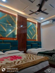 Ένα ή περισσότερα κρεβάτια σε δωμάτιο στο Hotel shree shivay omkareshwar