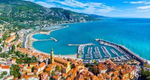 una vista aérea de un pueblo junto al agua en LE GLORIA - Hyper Centre - Proche Mer - Wifi, en Menton