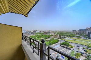 Un balcón con vista a una ciudad en 西安万蒙酒店, en Xi'an