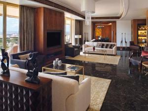 アクラにあるMövenpick Ambassador Hotel Accraのリビングルーム(ソファ、テレビ付)