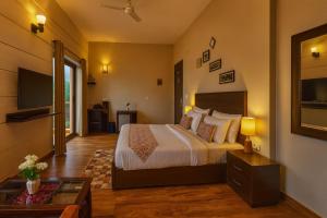 Postel nebo postele na pokoji v ubytování The Amber Signature Vrindavan # A Contemporary Luxury Hotel With #Lift# Parking# Ac Rooms# & Elegant interior # Near Prem Mandir + 17 fotografií