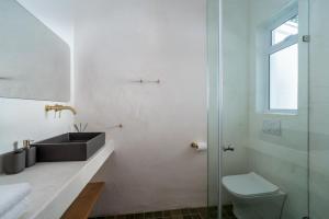 Ένα μπάνιο στο SongBird in Simon's Town with Outdoor Bath & Sea View +16 φωτογραφίες
