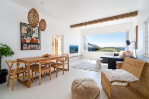 Χώρος καθιστικού στο SongBird in Simon's Town with Outdoor Bath & Sea View