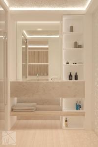 雅典τηισησωβ的浴室里有洗手池和镜子