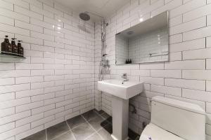 Un baño blanco con lavabo e inodoro. en 헤르츠호텔, en Chuansagŏ-ri