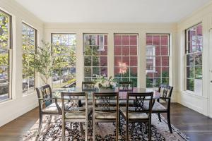 ein Esszimmer mit Tisch und Stühlen und Fenstern in der Unterkunft Historic Home in Amazing Location in Portland