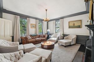 ein Wohnzimmer mit Sofas und einem Tisch in der Unterkunft Historic Home in Amazing Location in Portland