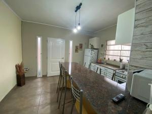 een keuken met een aanrecht in een kamer bij Casita en general Pacheco in General Pacheco