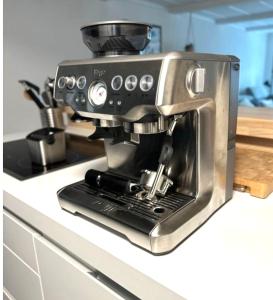 una macchinetta del caffè seduta sopra un bancone della cucina di Gare Cornavin a Ginevra