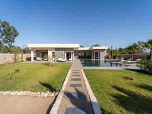 a house with a swimming pool and a yard at DAR PITXI - Personnel inclu in Essaouira