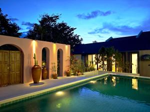 ein Haus mit einem Swimmingpool vor dem Haus in der Unterkunft Fieldlight pool Villa in Mae Rim