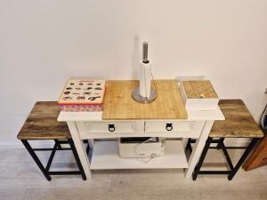 Un escritorio blanco con una estufa y una encimera. en Studio cocooning proche plage & centre, en Trouville-sur-Mer