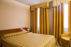 Postel nebo postele na pokoji v ubytování Hotel Villa Monica