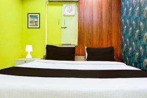 Postel nebo postele na pokoji v ubytování Hotel O A K Residency