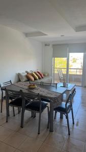 un soggiorno con un tavolo e un divano di Departamento Boulevares a Concepción del Uruguay