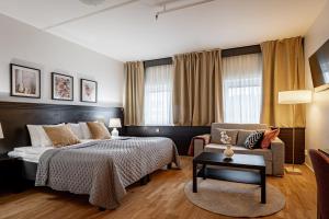 een hotelkamer met een bed en een stoel bij Injoy Premium Hotel Solna in Solna