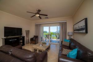 Televiisor ja/või meelelahutuskeskus majutusasutuses Del Mar 2J 3 bdr Ocean View in Los Suenos